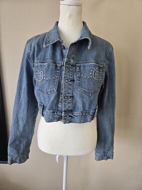 Y2K cropped denim jacket 💙

Super cute fitted cropped style with embroidered po